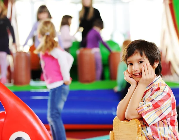 Kinderen spelen op de speelplaats Rechtenvrije Stockfoto's