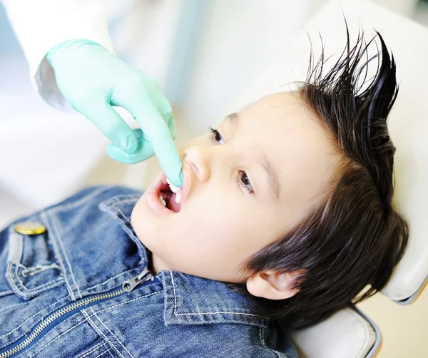 เด็กที่ไปหาหมอฟันที่โรงพยาบาล ภาพสต็อก