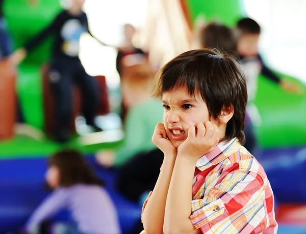 Enfants jouant sur l'aire de jeux Images De Stock Libres De Droits