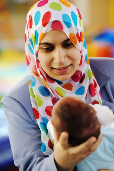 Mãe muçulmana com bebê Fotografias De Stock Royalty-Free