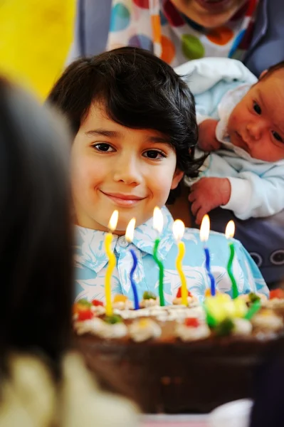 Enfants célébrant fête d'anniversaire Photos De Stock Libres De Droits