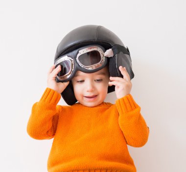 Küçük bir çocukla pilot şapkası