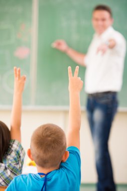 Öğretmen çocuklarla çalışmak
