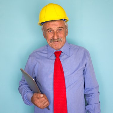Mutlu gülümseyen kıdemli mimarı