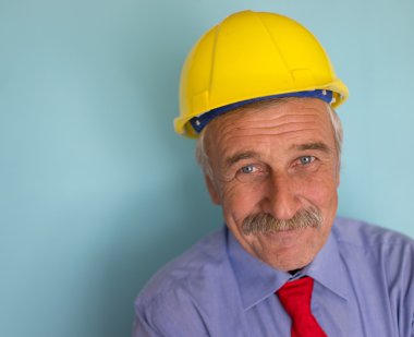 Mutlu gülümseyen kıdemli mimarı