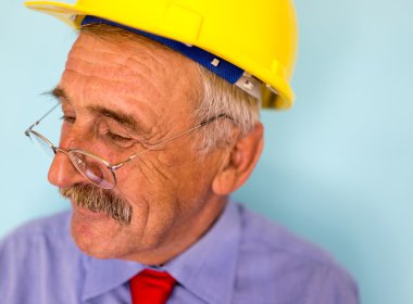 Mutlu gülümseyen kıdemli mimarı
