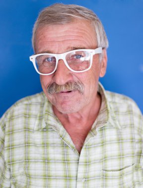 Olgun iyi görünümlü adam