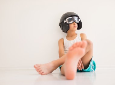 Küçük bir çocukla pilot şapkası