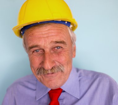 Mutlu gülümseyen kıdemli mimarı