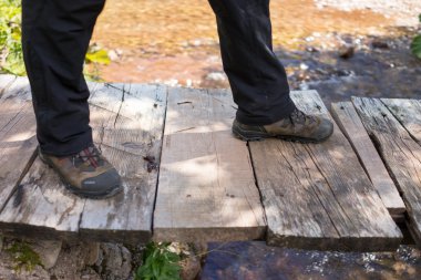 Nehri üzerinde geçen genç uzun yürüyüşe çıkan kimse