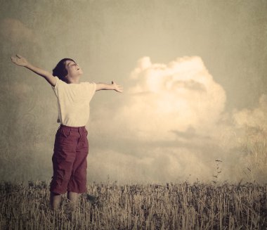 Doğada küçük çocuk