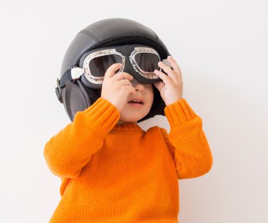 Küçük bir çocukla pilot şapkası