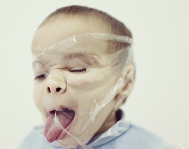 Komik iki yaşında çocuk yüzünde bandı ile