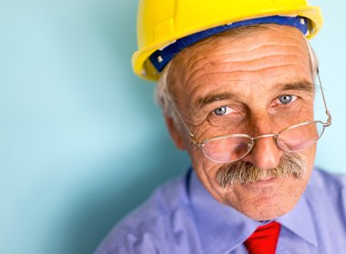 Mutlu gülümseyen kıdemli mimarı