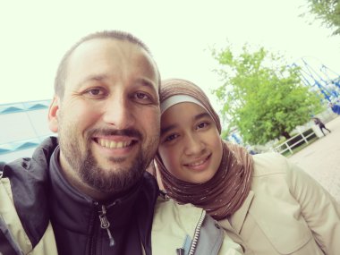 Baba güzel Müslüman Arap kızla
