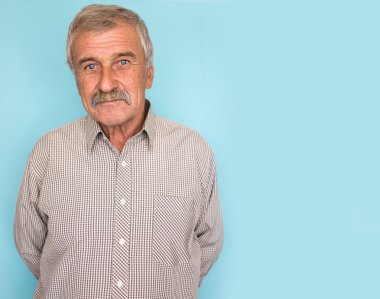 Gülümseyen ve kendinden emin bir olgun adam portresi
