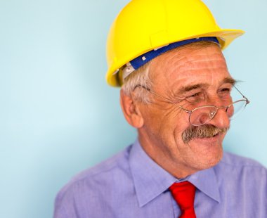 Mutlu gülümseyen kıdemli mimarı
