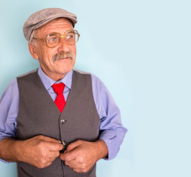 Gülümseyen ve kendinden emin bir olgun adam portresi