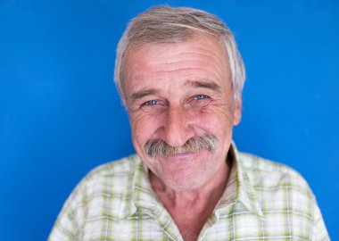 Olgun iyi görünümlü adam