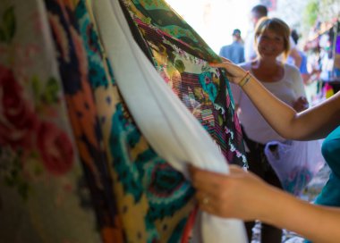 Bit pazarı, giysiler seçmek kadınlar