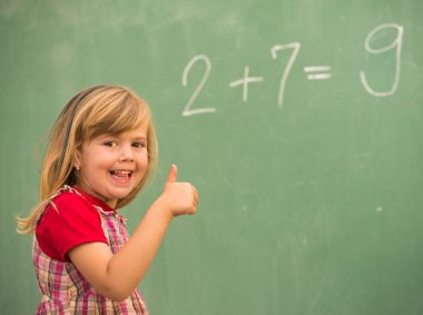 Sevimli küçük sarışın liseli kız