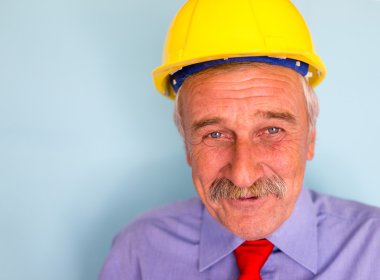 Mutlu gülümseyen kıdemli mimarı