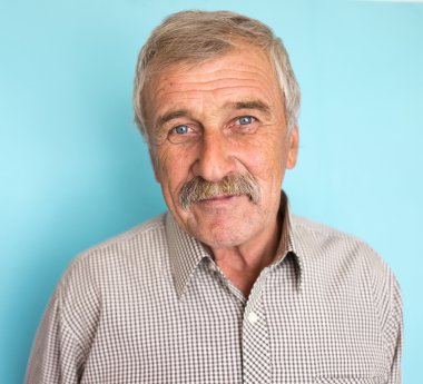 Gülümseyen ve kendinden emin bir olgun adam portresi