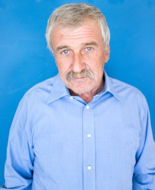 Olgun iyi görünümlü adam