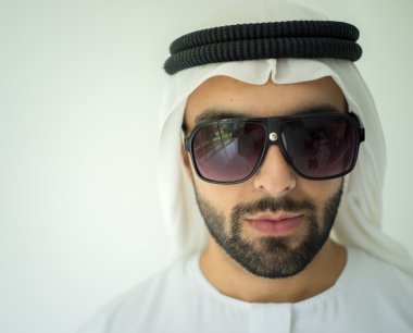 Arapça genç işadamı poz