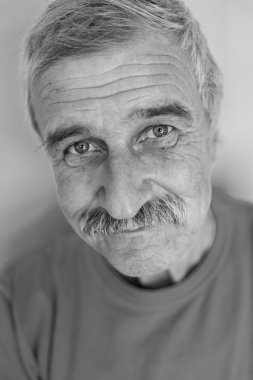 Gülümseyen ve kendinden emin bir olgun adam portresi