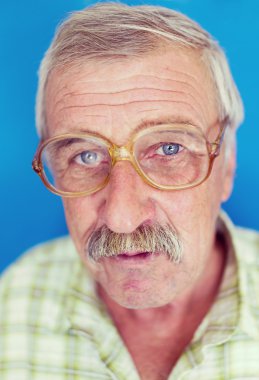 Olgun iyi görünümlü adam