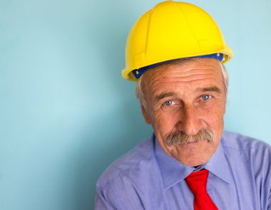 Mutlu gülümseyen kıdemli mimarı