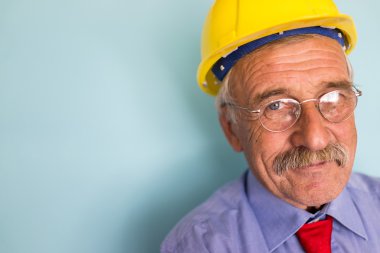 Mutlu gülümseyen kıdemli mimarı