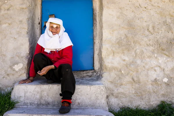 Çok yaşlı kadın geleneksel giysiler içinde — Stok fotoğraf