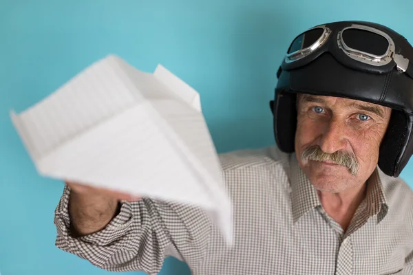 Zabawny człowiek jako pilot w wieku — Zdjęcie stockowe