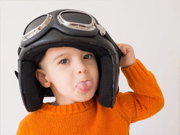 Pequeno garoto bonito com chapéu piloto — Fotografia de Stock