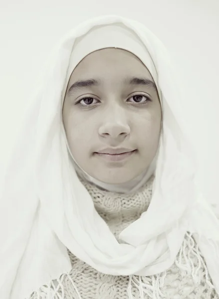 ヒジャーブと美しいアラビアの少女の肖像画 — ストック写真
