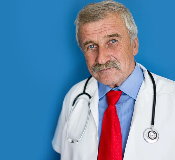 Retrato de um médico sênior — Fotografia de Stock