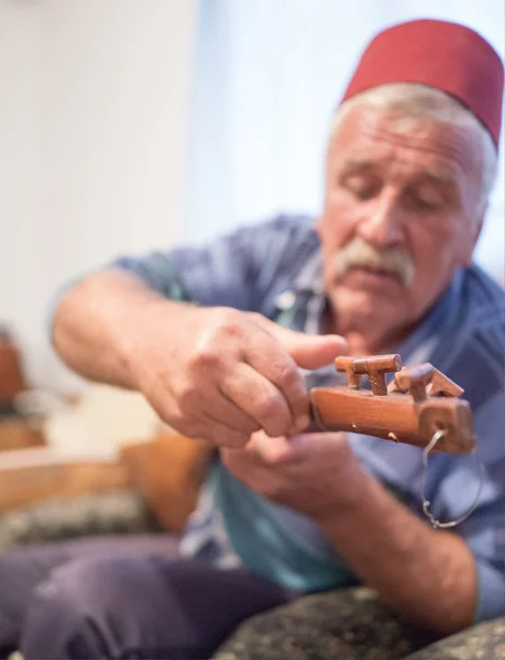Oudere man met traditionele oude type gitaar — Stockfoto