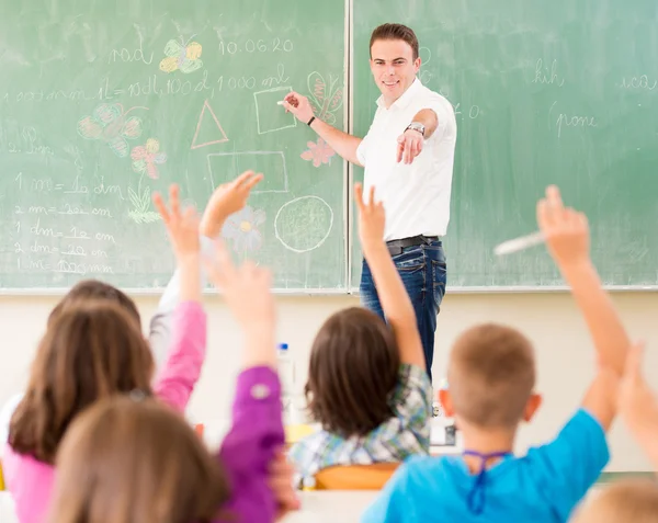 Lehrerin arbeitet mit Kindern — Stockfoto