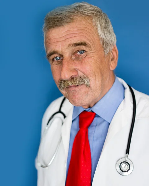 Ritratto di un medico anziano — Foto Stock