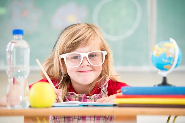 Söt liten blond skolflicka — Stockfoto