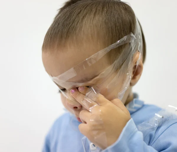 Divertente due anni ragazzo con nastro adesivo sul viso — Foto Stock