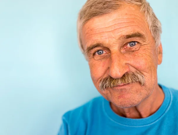 Портрет улыбающегося и уверенного в себе зрелого человека — стоковое фото