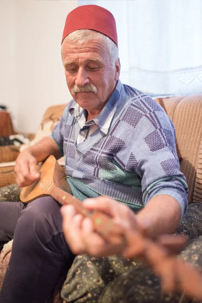 Elderly man with traditional old type guitar — Stock Photo, Image