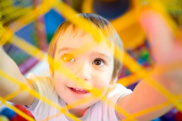 Entzückendes Baby auf dem Spielplatz — Stockfoto