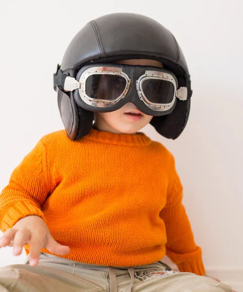 Liten unge med pilot hatt — Stockfoto