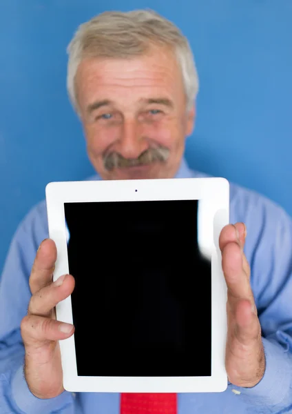 Senior zakenman bedrijf tablet — Stockfoto