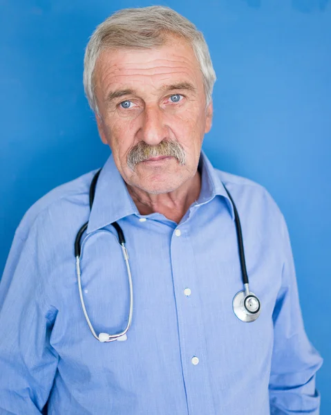 Ritratto di un medico anziano — Foto Stock