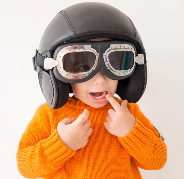 Małe dziecko z pilota kapelusz — Zdjęcie stockowe